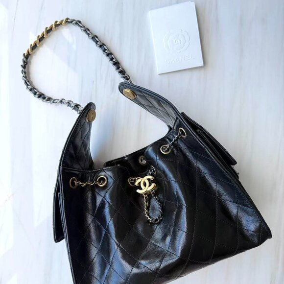 Classic CHANEL Bag: A Stylish and Versatile Choice for Elegance - Picture 4 of 5